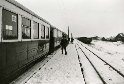 BR_HETPERRON_03 De laatste tram op het perron te Zuidland; 14 februari 1966