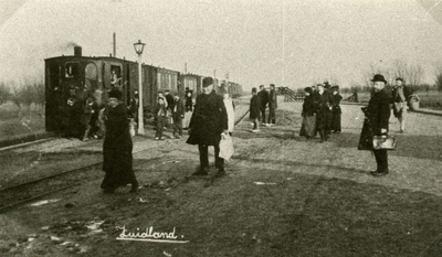 BR_HETPERRON_04 De tram op het perron te Zuidland; ca. 1910