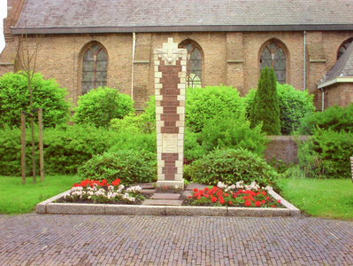 ZL_KERKSTRAAT_15 Het oorlogsmonument naast de kerk; ca. 2000