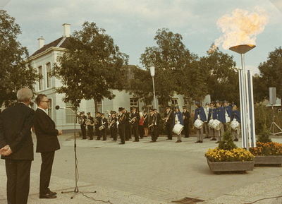 ZL_MUZIEKVERENIGING_01 Burgemeester N.P. Kremer houdt een toespraak vanwege de aansluiting van Zuidland op het gasnet. ...