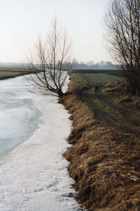 ZL_NIEUWEVEERDAM_06 Zicht op dichtgevroren watering vanaf de Veerdam; ca. 2000