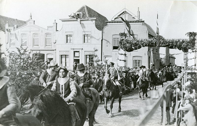 ZL_ONAFHANKELIJKHEIDSFEEST_05 Onafhankelijksfeesten in Zuidland. Feestgangers te paard over de Ring; 1913