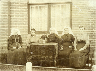 ZL_PERSONEN_01 Enkele vrouwen, namen onbekend; ca. 1910