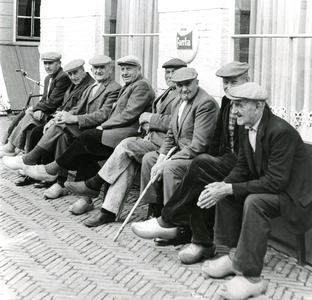 ZL_PERSONEN_03 Een groep oude Zuidlanders zit op de bank voor het restaurant van de familie Kabbedijk. Vlnr: Kees ...