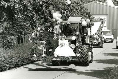 ZL_PERSONEN_06 Bruidspaar op een versierde tractor: Cor Barendregt, werkzaam bij loonbedrijf Minnekus; ca. 1995