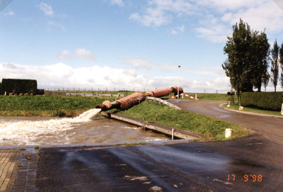 ZL_WATEROVERLAST_05 Noodpompen bij het Zuidlandse Veer om het overtollige water van de overvloedige regenval weg te ...