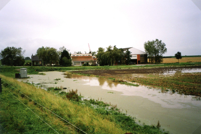 ZL_WATEROVERLAST_10 Ondergelopen weilanden en akker door de overvloedige regenval; September 1998