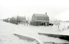 ZL_WATERSNOODRAMP_016 Huizen aan de Kerkweg in het water, gezien vanaf de Drogendijk; 1 februari 1953