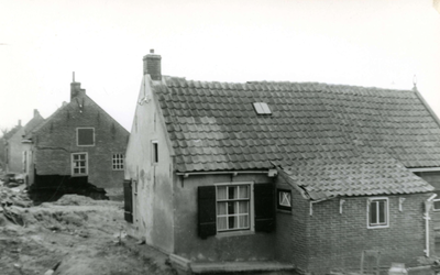 ZL_WATERSNOODRAMP_069 Het zwaar beschadigde huis van J. Luchtenburg; Februari 1953