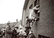 ZL_WATERSNOODRAMP_098 Mensen worden gered uit hun woningen; Februari 1953