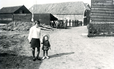 ZW_ACHTERWEG_002 Links: timmerwerkplaats van Abr. de Kievit. Op de voorgrond: Elly van der Hoek en Ruud Deurloo; ca. 1967