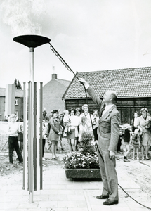 ZW_ACHTERWEG_004 Burgemeester J.G. Bosch ontsteekt in 1971 het aardgas aan de Achterweg. Op de achtergond de ...