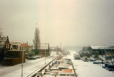 ZW_BERNISSEDIJK_041 Kijk op de haven vanaf de eerste verdieping van het nettenpakhuis; 1991