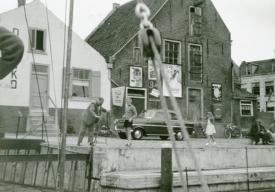 ZW_BERNISSEDIJK_043 De Toko in het voormalige nettenpakhuis en zeilmakerij langs de Bernissedijk; 1965