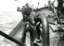ZW_BRIELSEMAAS_004 Botter de Zwartewaal 1 op de Noordzee. J. van der Zee en Bertus Blom; 1938