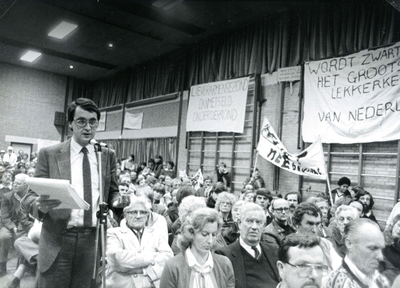 ZW_GEMEENTE_003 Publiek tijdens de hoorzitting gifberging in de Zandwinput in De Gaffelaar; 2 februari 1984