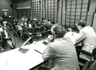 ZW_GEMEENTE_005 Publiek tijdens de hoorzitting gifberging in de Zandwinput in De Gaffelaar; 25 september 1986