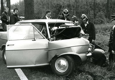 ZW_GROENEKRUISWEG_003 Ernstig auto-ongeluk op Koninginnedag waarbij de bestuurder overleed; 30 april 1982