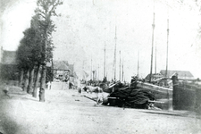 ZW_HAVENKADE_002 Haven vol met afgemeerde vissersschepen (sloepen en zalmschouwen); ca. 1890