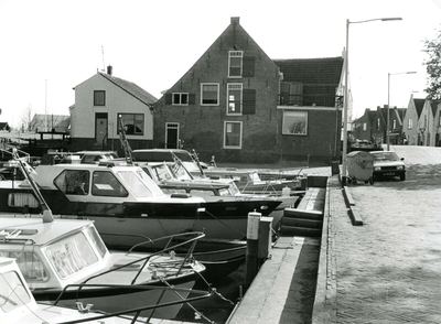 ZW_HAVENKADE_007 Havenkade gezien vanuit noordelijke richting met zicht op Netten-pakhuis en Henri Fordstraat; 19 april 1982