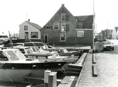 ZW_HAVENKADE_008 Havenkade gezien vanuit noordelijke richting met zicht op Netten-pakhuis en Henri Fordstraat; 19 april 1982