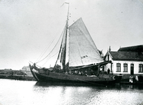 ZW_HAVENKADE_014 De botter Zwartewaal 1 met als schipper Jan van der Zee; ca. 1926