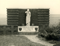 ZW_HAVENKADE_027 Het oorlogsmonument in Zwartewaal; ca. 1965