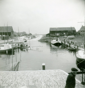ZW_HAVENKADE_038 Het in de haven van Zwartewaal gezonken schip De Watergeus; September 1957