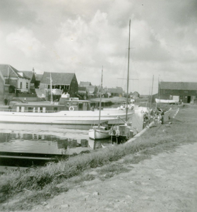 ZW_HAVENKADE_039 De haven van Zwartewaal; September 1957