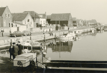 ZW_HAVENKADE_040 De haven van Zwartewaal, links de Havenkade, vooraan een kar van de Toko van J. van Hulst; ca. 1965