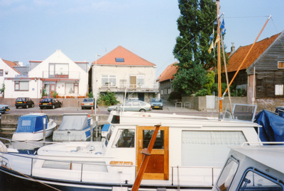 ZW_HAVENKADE_045 De haven van Zwartewaal, met achterzijde van de woningen aan de Dorpsstraat; Augustus 1994