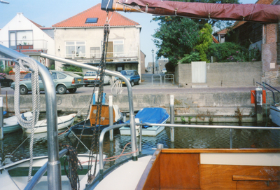 ZW_HAVENKADE_046 De haven van Zwartewaal, met achterzijde van de woningen aan de Dorpsstraat; Augustus 1994