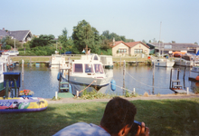 ZW_HAVENKADE_048 De haven van Zwartewaal, met achterzijde van de woningen aan de Dorpsstraat en het clubgebouw van de ...