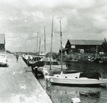 ZW_HAVENKADE_051 De haven van Zwartewaal. Rechts het clubhuis van de watersportvereniging; 1965