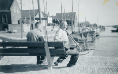 ZW_HAVENKADE_052 De haven van Zwartewaal. Met twee onbekende mannen op een bank; 1960