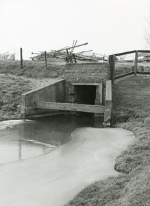 ZW_HOLLEMARE_008 Uitwateringssluis van de polder Zwartewaal in de Wouddijk, gezien vanuit de Holle mare; Februari 1986