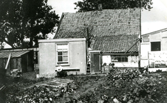 ZW_MEELDIJK_003 Woonhuis van de familie Koene met op de bank vermoedelijk Piet Koene; ca. 1930