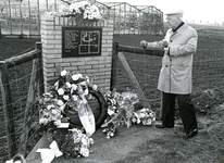 ZW_MEELDIJK_005 Dhr H. v.d. Graaf uit Rockanje geeft uitleg bij de onthulling van het gedenkteken ter nagedachtenis van ...