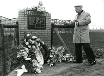 ZW_MEELDIJK_006 Dhr H. v.d. Graaf uit Rockanje geeft uitleg bij de onthulling van het gedenkteken ter nagedachtenis van ...