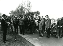 ZW_MEELDIJK_010 Redevoering door burgemeester J. Sala bij de onthulling van het gedenkteken ter nagedachtenis van de ...