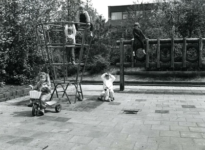 ZW_OSSEWEI_001 Kinderspeelplaats; mei 1985