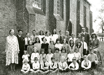 ZW_PERSONEN_001 Leerlingen van de Openbare School bij de Ned. Hervormde Kerk (St.Martinuskerk); ca. 1938