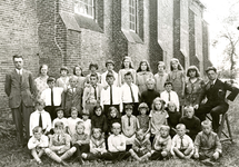 ZW_PERSONEN_002 Leerlingen van de Openbare School bij de Ned. Hervormde Kerk (St.Martinuskerk); ca. 1938