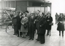 ZW_PERSONEN_042 Rondleiding op het bedrijf P. Spreeuwenberg B.V. tijdens het werkbezoek van mr. M. Vrolijk (CDK) ; 09-02-1976