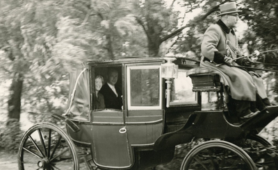 ZW_PERSONEN_044 Koets met het echtpaar Bosch onderweg naar de installatie als burgemeester van Vierpolders; 16 september 1964