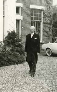 ZW_PERSONEN_047 J. Bosch voor zijn woning tijdens de installatie als burgemeester van Vierpolders; 16 september 1964