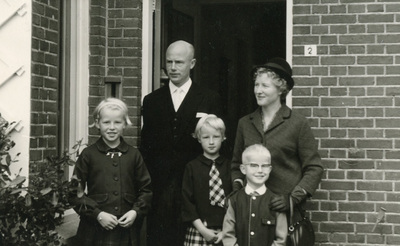 ZW_PERSONEN_048 De familie Bosch voor hun woning tijdens de installatie als burgemeester van Vierpolders; 16 september 1964