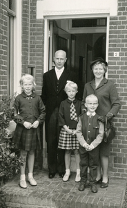 ZW_PERSONEN_049 De familie Bosch voor hun woning tijdens de installatie als burgemeester van Vierpolders; 16 september 1964