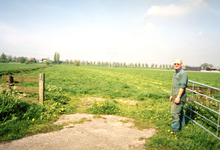 ZW_PERSONEN_106 De heer Jan Hoftijzer bij een weiland; Mei 1998