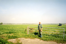 ZW_PERSONEN_107 De heer Jan Hoftijzer bij een weiland; Mei 1998